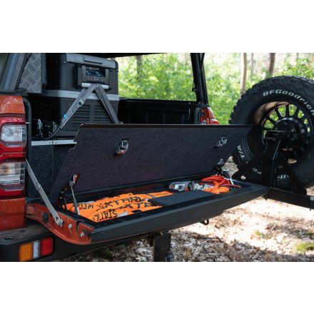 Huracan Fabrication Hilux Revo platóajtó tároló módosítás